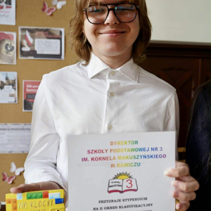  Apel w rocznicę uchwalenia Konstytucji 3 Maja oraz stypendia dyrektora szkoły – fot. 15