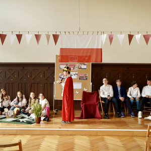 Apel w rocznicę uchwalenia Konstytucji 3 Maja oraz stypendia dyrektora szkoły – fot. 18