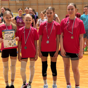 Finałowy mecz ze Szkołą Podstawową nr 4 w Rawiczu – Skład SP3: Amelia Wawrzyniak, Jagoda Wawrzyniak, Weronika Wawrzyniak, Julia Wojtkowiak – fot. 7