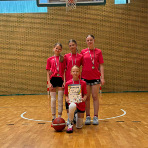 Finałowy mecz ze Szkołą Podstawową nr 4 w Rawiczu – Skład SP3: Amelia Wawrzyniak, Jagoda Wawrzyniak, Weronika Wawrzyniak, Julia Wojtkowiak – fot. 6