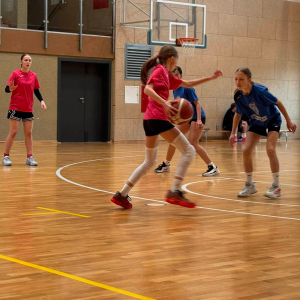 Finałowy mecz ze Szkołą Podstawową nr 4 w Rawiczu – Skład SP3: Amelia Wawrzyniak, Jagoda Wawrzyniak, Weronika Wawrzyniak, Julia Wojtkowiak – fot. 2