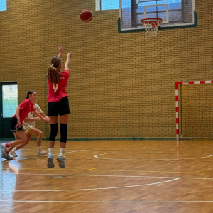 Finałowy mecz ze Szkołą Podstawową nr 4 w Rawiczu – Skład SP3: Amelia Wawrzyniak, Jagoda Wawrzyniak, Weronika Wawrzyniak, Julia Wojtkowiak – fot. 3