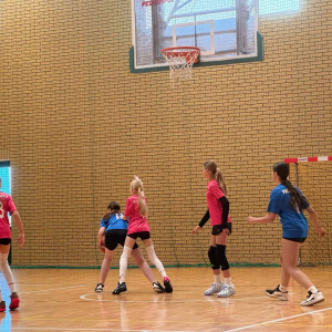 Finałowy mecz ze Szkołą Podstawową nr 4 w Rawiczu – Skład SP3: Amelia Wawrzyniak, Jagoda Wawrzyniak, Weronika Wawrzyniak, Julia Wojtkowiak – fot. 4