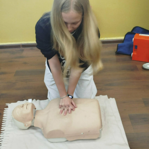 Nauka pierwszej pomocy - uczniowie w roli ratowników - fot. 13
