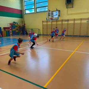 Uczniowie klas trzecich na XXI Gminnym Turnieju Gry w Dwa Ognie – fot. 4