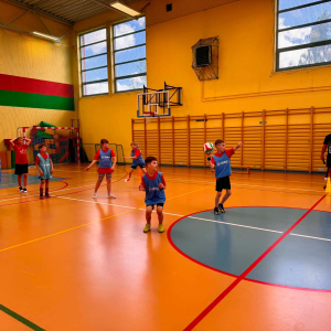 Uczniowie klas trzecich na XXI Gminnym Turnieju Gry w Dwa Ognie – fot. 1