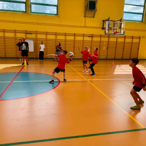 Uczniowie klas trzecich na XXI Gminnym Turnieju Gry w Dwa Ognie – fot. 2