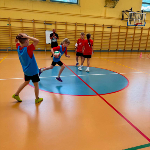 Uczniowie klas trzecich na XXI Gminnym Turnieju Gry w Dwa Ognie – fot. 5