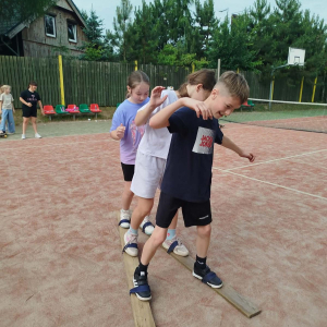 Uczniowie klas I – III, uczestnicy wyjazdu do malowniczego miejsca nad jeziorem w Cichowie – fot. 28