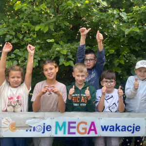 Uczniowie klas I – III, uczestnicy wyjazdu do malowniczego miejsca nad jeziorem w Cichowie – fot. 46