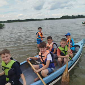Uczniowie klas I – III, uczestnicy wyjazdu do malowniczego miejsca nad jeziorem w Cichowie – fot. 32