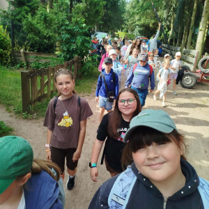 Uczniowie klas I – III, uczestnicy wyjazdu do malowniczego miejsca nad jeziorem w Cichowie – fot. 25