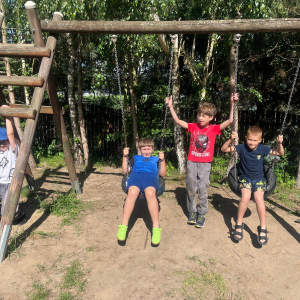 Uczniowie klas I – III, uczestnicy wyjazdu do malowniczego miejsca nad jeziorem w Cichowie – fot. 42