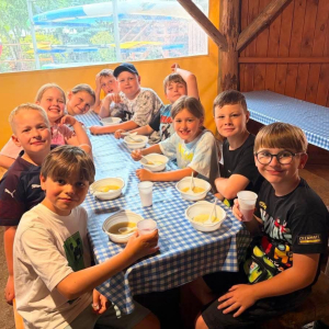 Uczniowie klas I – III, uczestnicy wyjazdu do malowniczego miejsca nad jeziorem w Cichowie – fot. 9