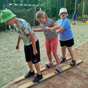 Uczniowie klas I – III, uczestnicy wyjazdu do malowniczego miejsca nad jeziorem w Cichowie – fot. 30