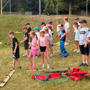 Uczniowie klas I – III, uczestnicy wyjazdu do malowniczego miejsca nad jeziorem w Cichowie – fot. 16