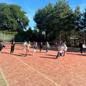Uczniowie klas I – III, uczestnicy wyjazdu do malowniczego miejsca nad jeziorem w Cichowie – fot. 4